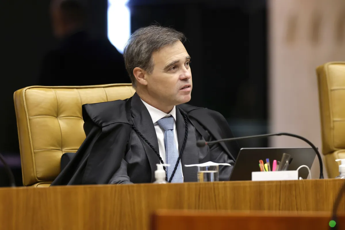 André Mendonça será relator de ação de Renan Santos contra reajuste do Bolsa Família